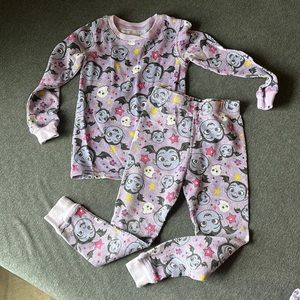 Vampirina Cuddl Duds size 2T. Very warm.
